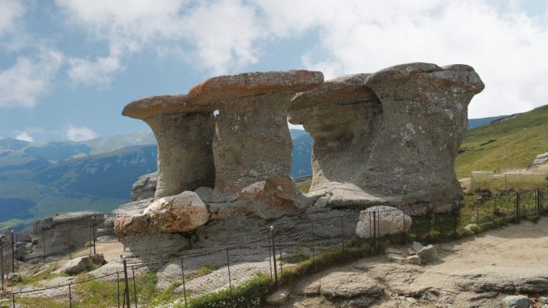 Babele – Forme stâncoase uimitoare și un simbol al Bucegilor