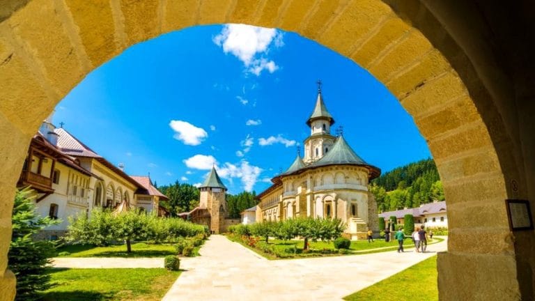 Bucovina – Ținutul mănăstirilor pictate Bucovina – Ținutul mănăstirilor pictate