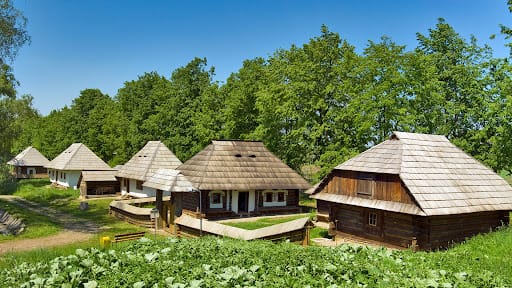 Muzeul Satului Bucovinean: Tradiții și Patrimoniu Muzeul Satului Bucovinean