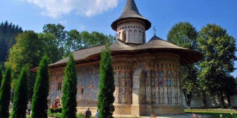 Voroneț – istorie, legendă și atracții în inima Bucovinei Voroneț