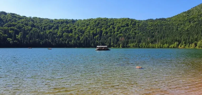 Excursii cu barca pe Lacul Sfânta Ana – O experiență unică în inima naturii Excursii cu barca pe Lacul Sfânta Ana