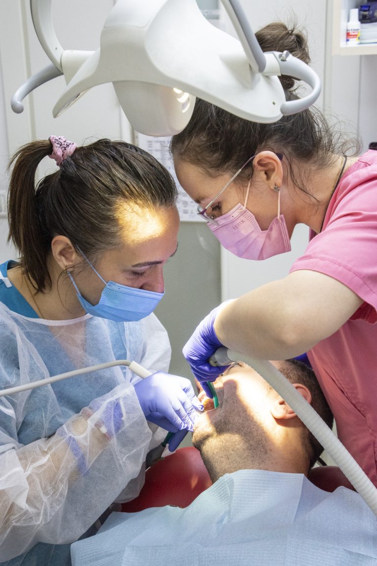 Sarcina și sănătatea dentară: ce trebuie să știe fiecare viitoare mămică cris smile implant dentar (5)