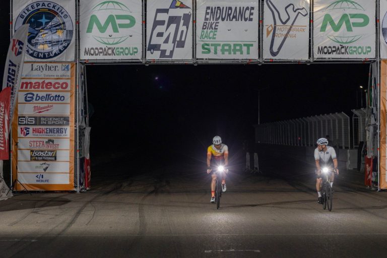 Ciclisti pe circuit in timpul noptii la 24h Endurance Bike Race 2026