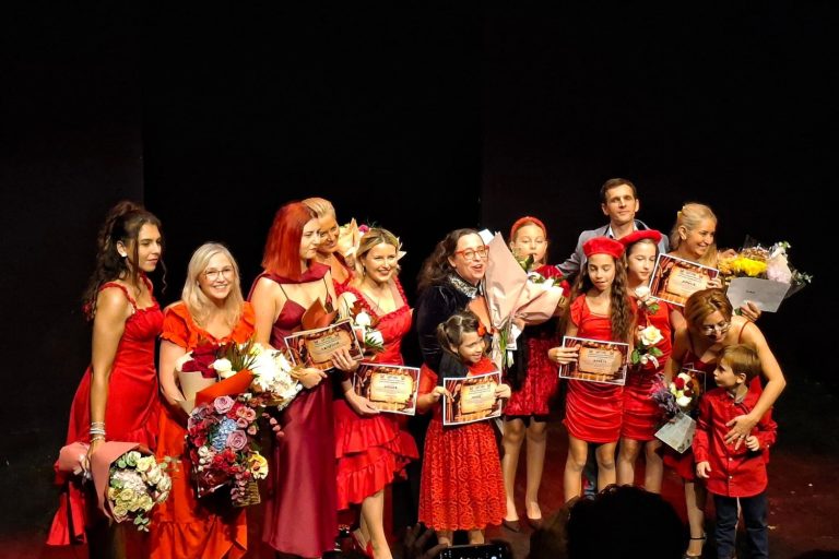 „Un bărbat și mai multe probleme” – spectacol al Școlii de Comedie by Victoria Dicu, găzduit în Sala Mică a Teatrului Național București Cursanții Școlii de Comedie by Victoria Dicu, la finalul spectacolului din 12 octombrie 2026